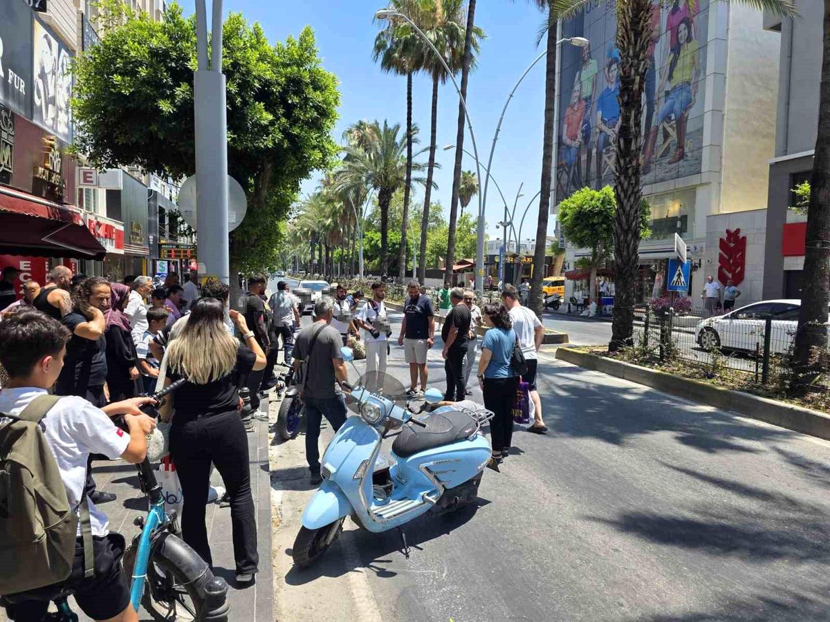 Yaya geçidinden geçen yayaya motosiklet çarptı: 2 yaralı