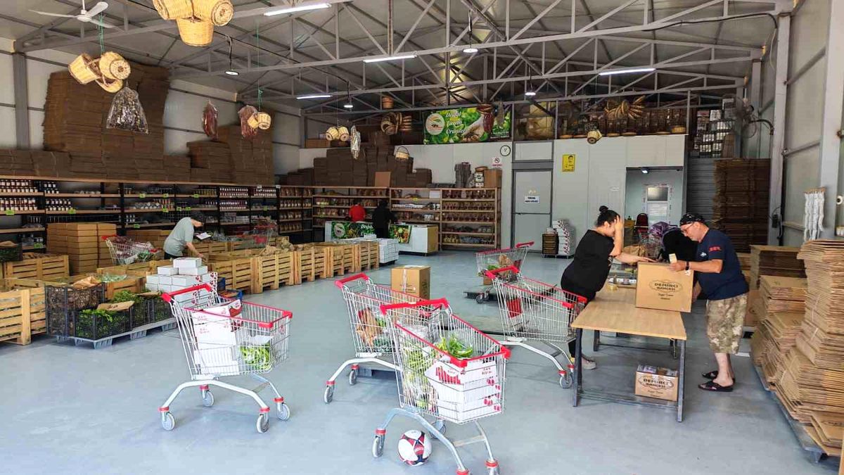 Manisa'nın Demirci ilçesinde e-ticaretle yerel ürünleri Türkiye'ye ulaştıran girişimci Mustafa Kula.
