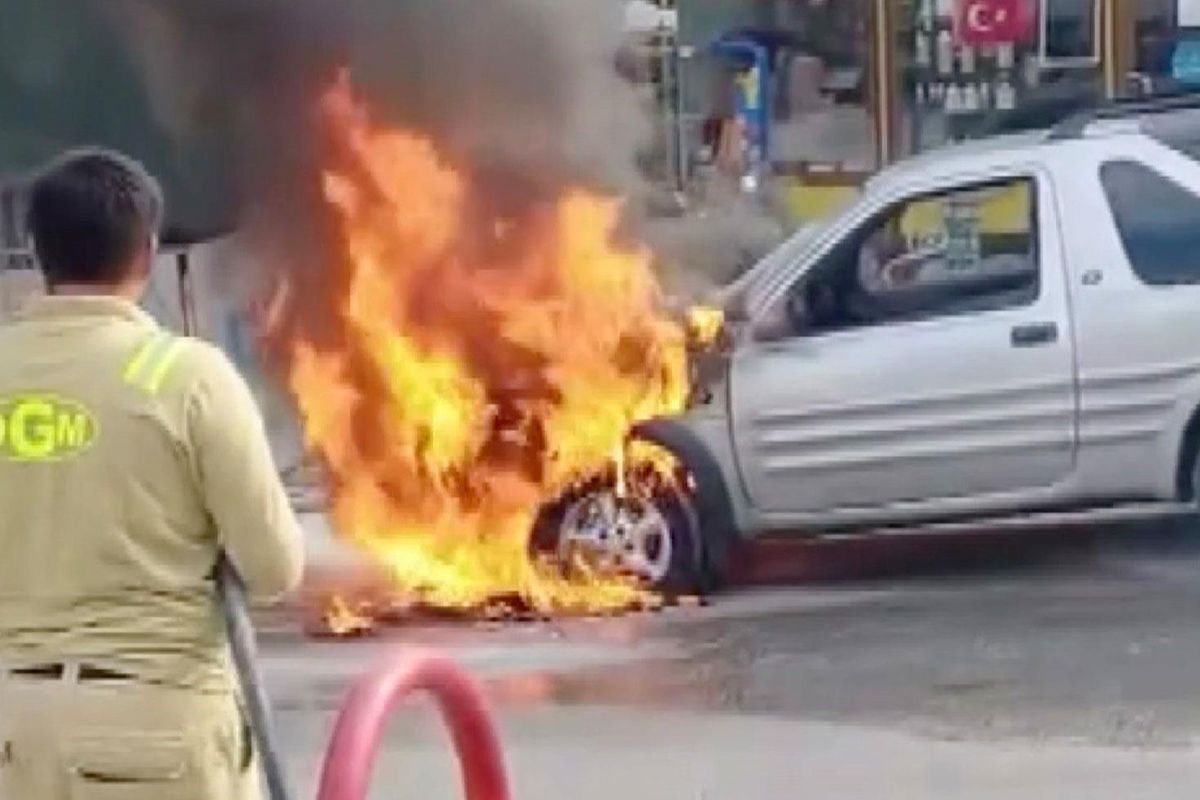 Tosya'da seyir halindeyken alev alan lüks cip.