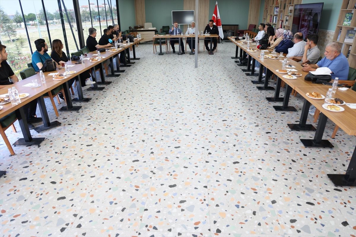 Yozgat Bozok Üniversitesi Rektörü Prof. Dr. Evren Yaşar basın toplantısında konuşuyor.