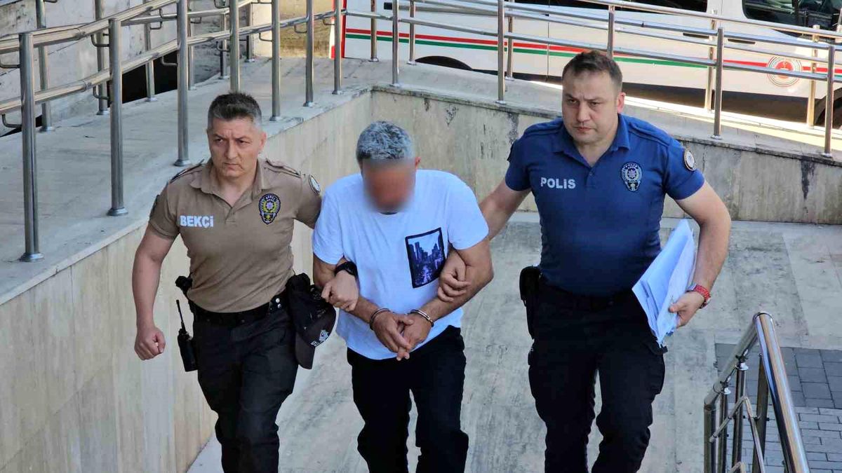 Zonguldak'ta trafik kazası sonrası kırık dikiz aynasıyla bir kadına saldıran şüphelinin güvenlik kamerası görüntüsü.