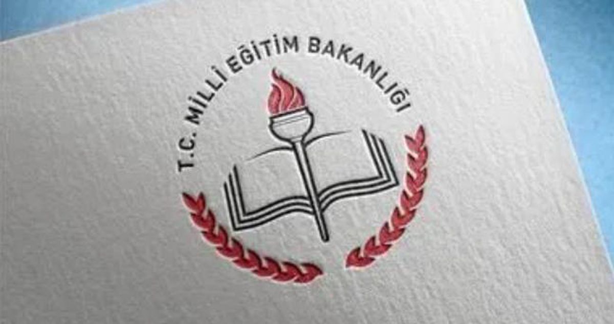 Adana'da bir lise binasının önünde toplanmış öğrenciler