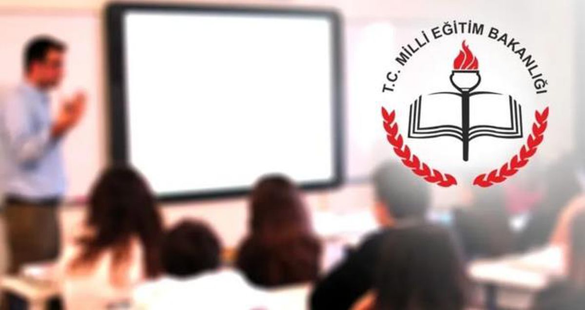 İstanbul'da bir lise binası ve önünde bekleyen öğrenciler