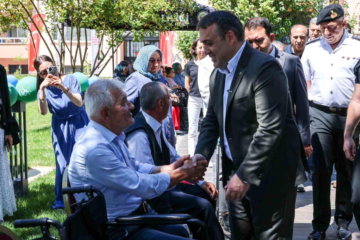 Bilecik'te düzenlenen törenle tekerlekli sandalyeler ihtiyaç sahiplerine teslim ediliyor.