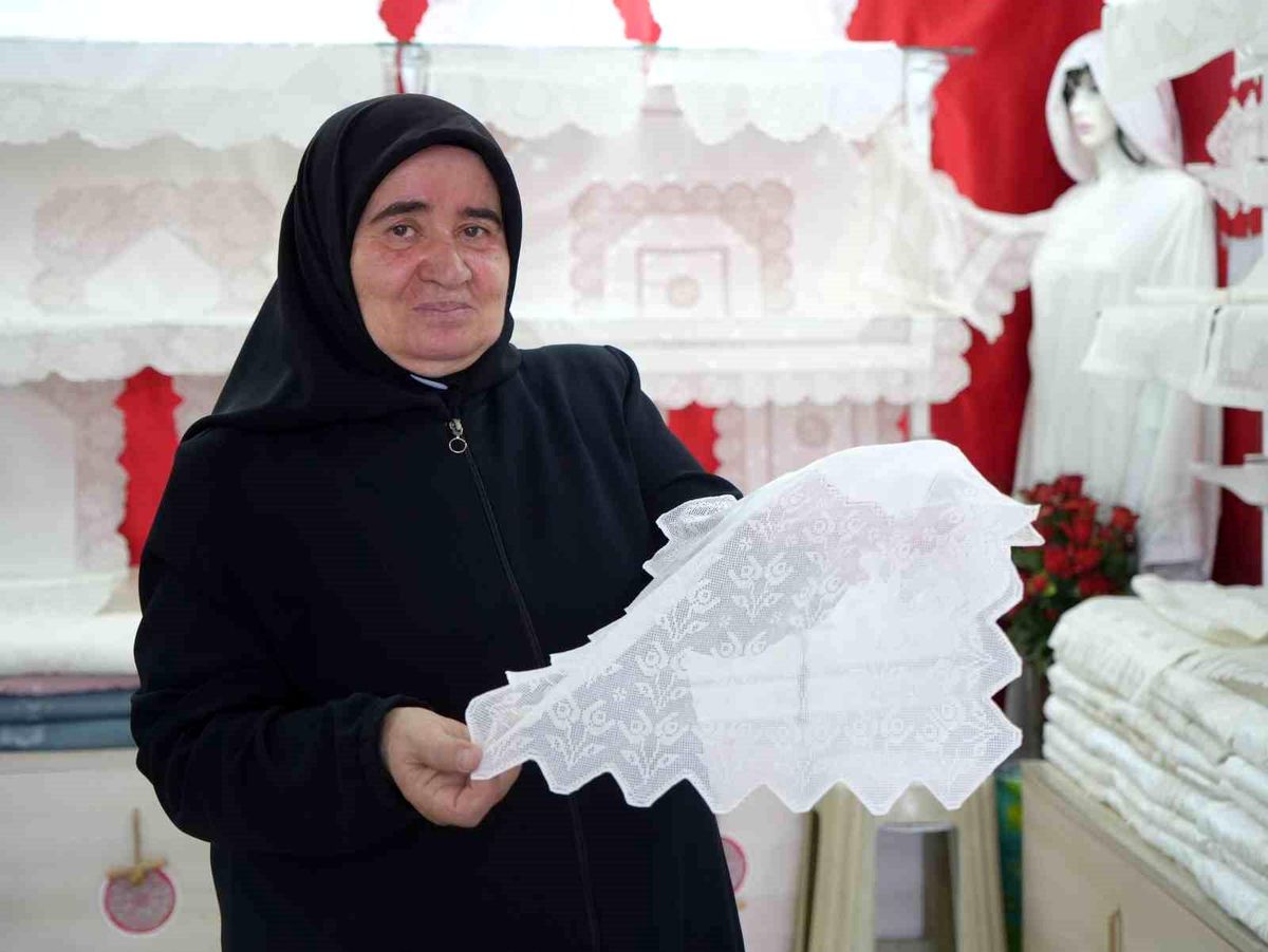 50 yıldır işlediği sanat ile gelinlik kızların çeyizini süslüyor