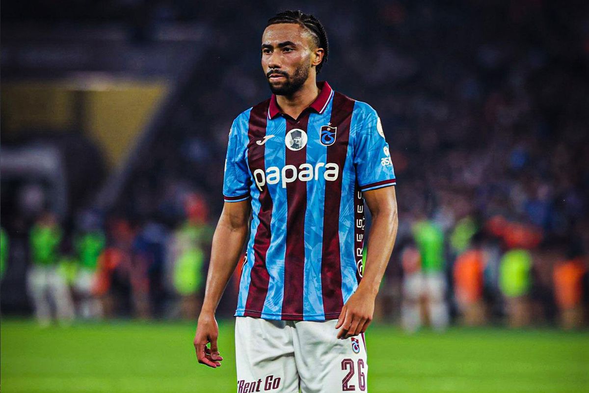 Trabzonsporlu futbolcu Tim Jabol-Folcarelli'nin sahada mücadele ettiği an.