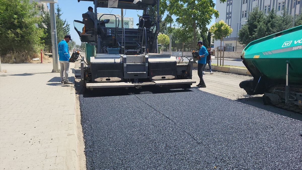 Adıyaman'da asfalt ekiplerinin zorlu mesaisi