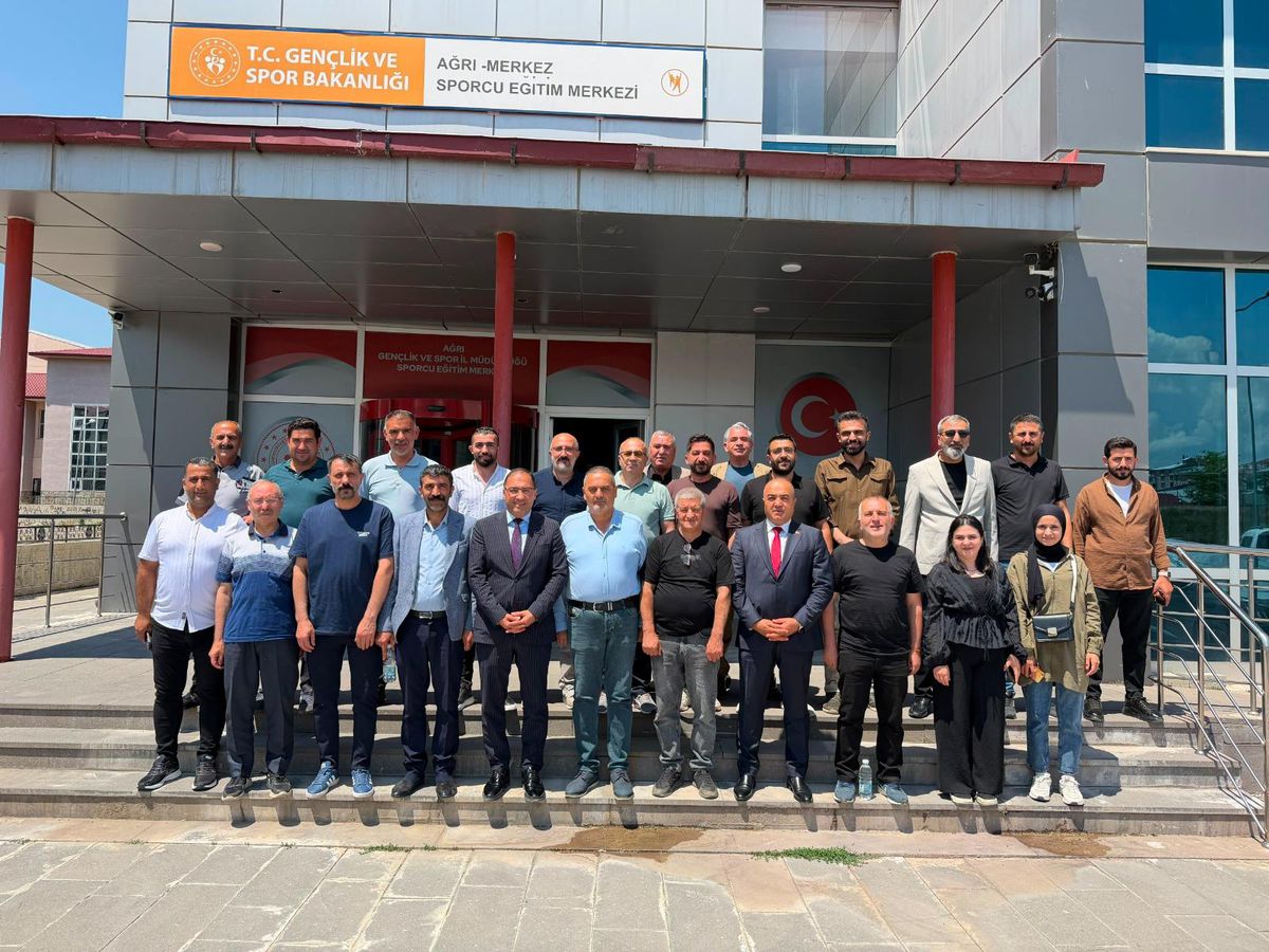 Ağrı Gençlik ve Spor İl Müdürü Ahmet Çelebi'nin basınla değerlendirme toplantısı.