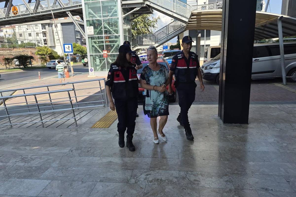 Alanya'da 13 yaşındaki kızın haşema ile havuza girmesini engelleyen Rus tutuklandı