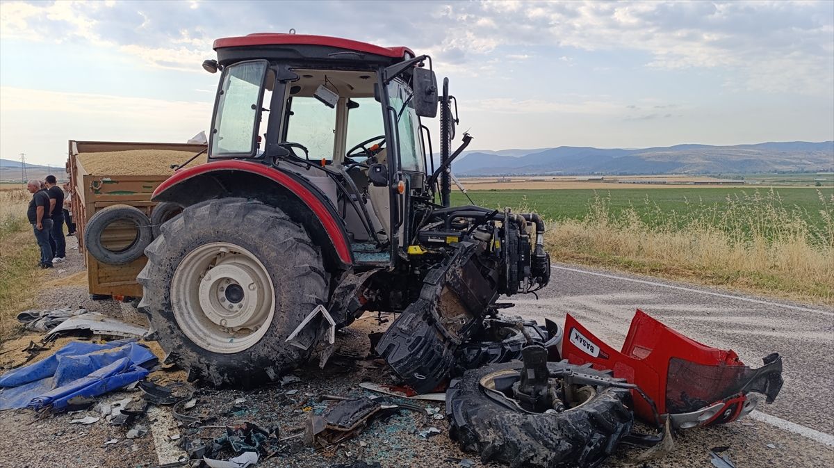 Amasya'da traktör ile hafif ticari araç çarpıştı, 3 kişi öldü, 3 kişi yaralandı