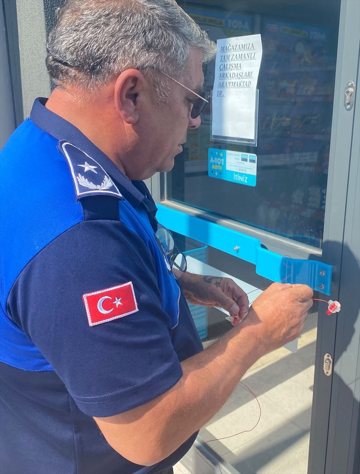 Antalya'da tarihi geçmiş gıda satan zincir market mühürlendi