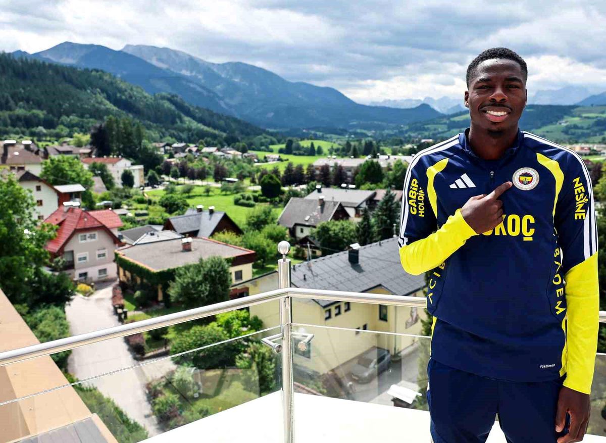 Fenerbahçe'nin Hollandalı oyuncusu Anthony Musaba, antrenmanda top sürerken