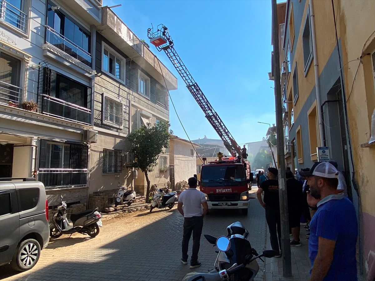 Aydın'da çıkan yangında 2 kişi dumandan etkilendi