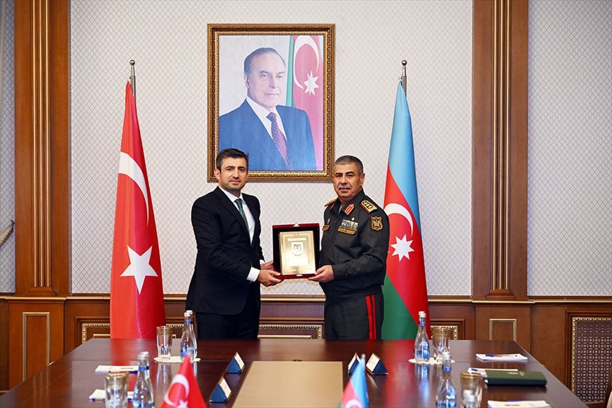 Azerbaycan Savunma Bakanı Hasanov, Baykar Yönetim Kurulu Başkanı Bayraktar ile görüştü