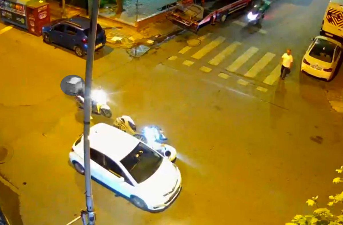 Bahçelievler'de motosiklet sürücüsünün otomobile çarpmamak için manevra yaparken yere savrulduğu kaza anı.