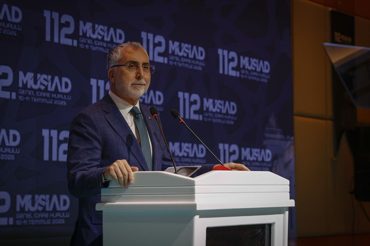 Çalışma ve Sosyal Güvenlik Bakanı Vedat Işıkhan bir toplantıda konuşma yaparken