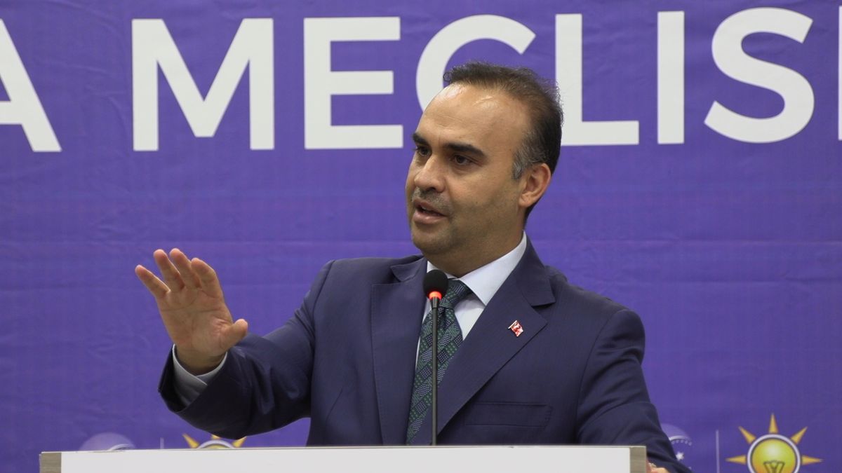 Sanayi ve Teknoloji Bakanı Mehmet Fatih Kacır, Zonguldak'ta bir toplantıda konuşma yaparken.