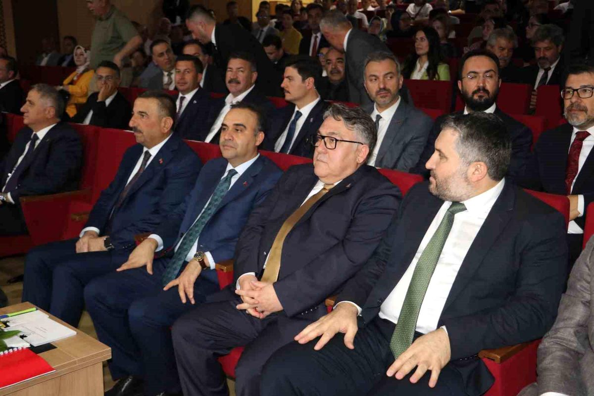 Sanayi ve Teknoloji Bakanı Mehmet Fatih Kacır konuşma yaparken