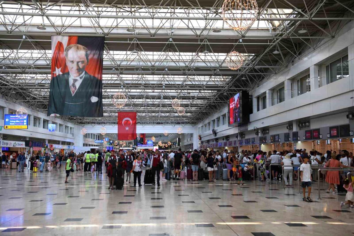 İstanbul'daki havalimanlarından birinin gece çekilmiş dış görünüşü.