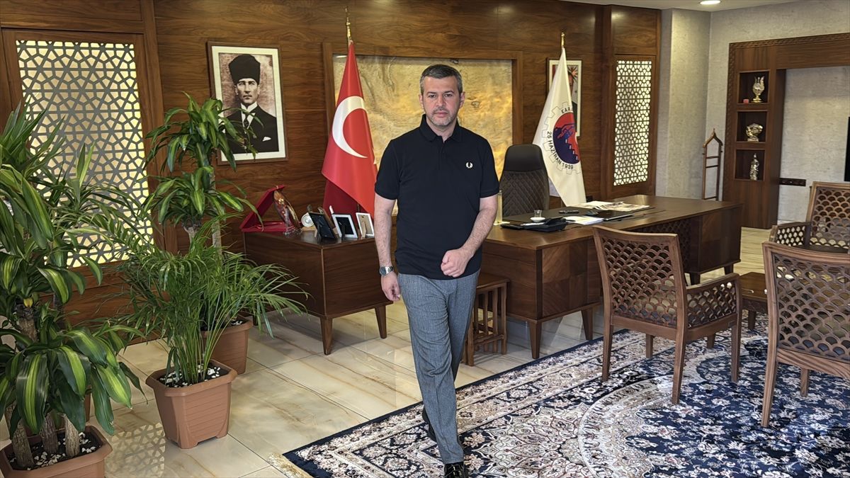 Belediye başkanı makam odasının balkonundaki güvercin ailesine sahip çıktı