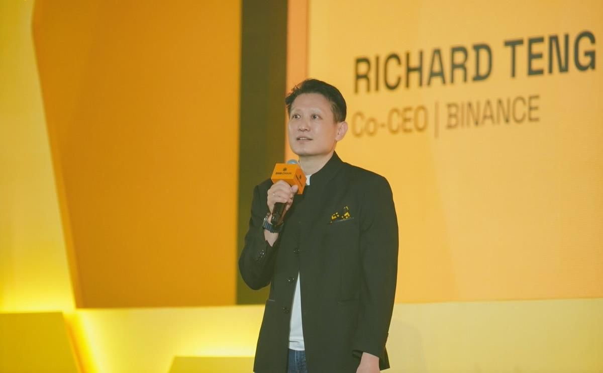 Binance Eş CEO'su Richard Teng konuşma yaparken