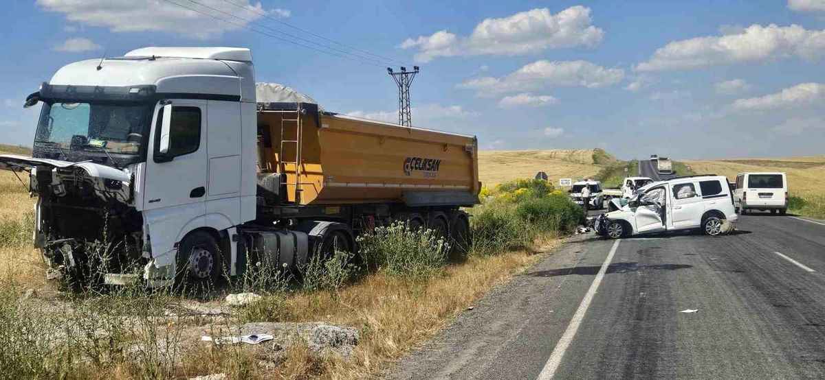 Bulanık'ta kamyonla kamyonet kafa kafaya çarpıştı: 2 ölü, 2 yaralı