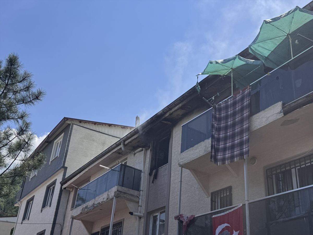 Bursa'da 3 katlı binanın çatısında çıkan yangın söndürüldü