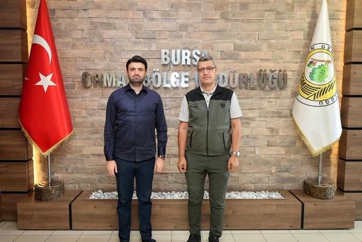 Bursaspor Başkanı Enes Çelik ve Bursa Orman Bölge Müdürü Erdal Şahan'ın görüşmesinden bir kare.