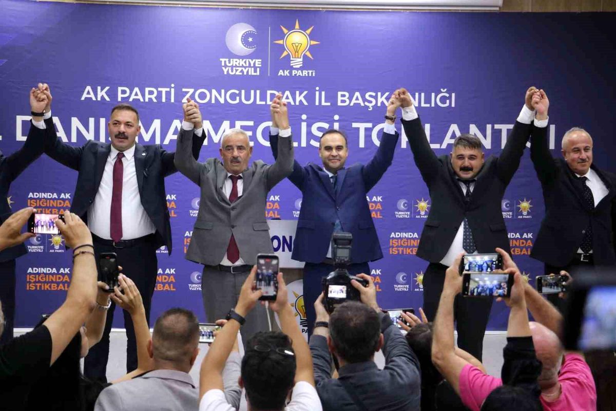 Sanayi ve Teknoloji Bakanı Mehmet Fatih Kacır bir toplantıda konuşma yaparken