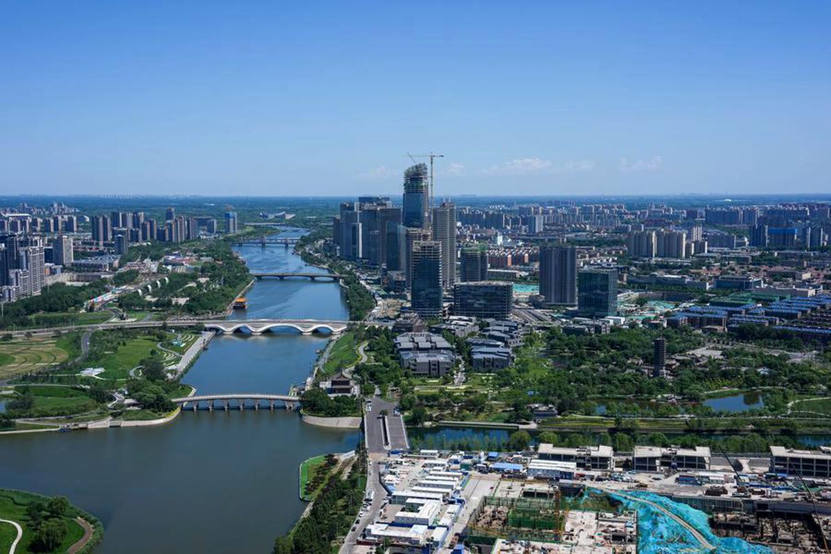 Çin'in Beijing ve Tianjin şehirlerinde şiddetli yağış ve fırtına nedeniyle 4. seviye acil durum ilan edildi.