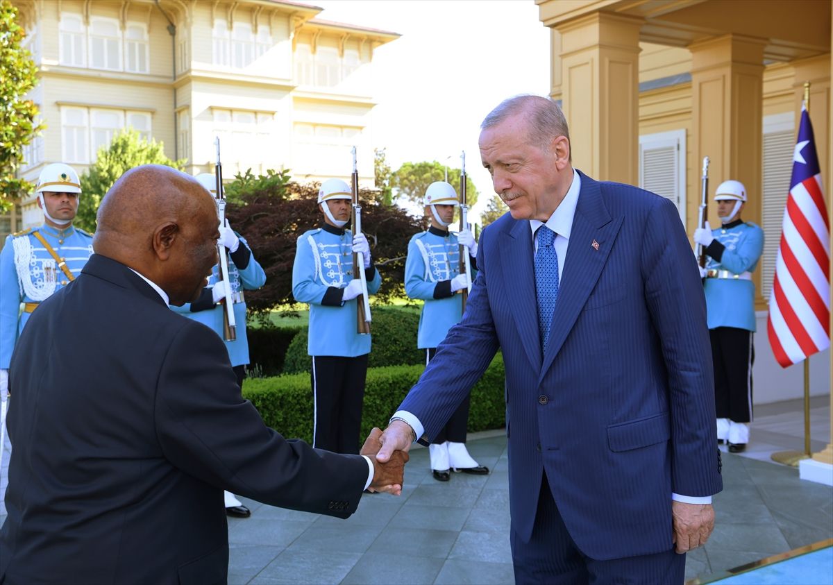Cumhurbaşkanı Erdoğan ve Liberya Devlet Başkanı Boakai Vahdettin Köşkü'nde tokalaşıyor.