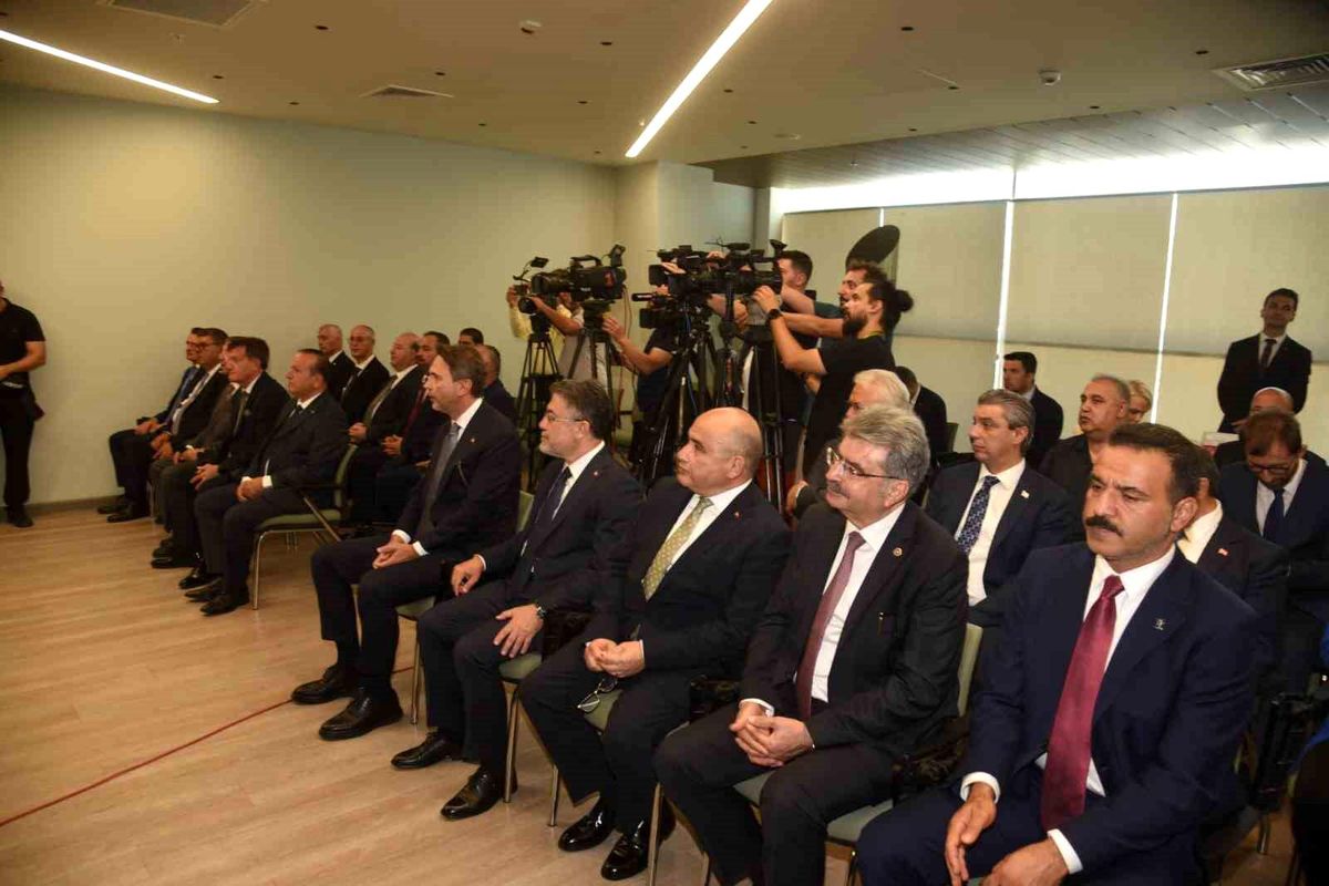 Cumhurbaşkanı Yardımcısı Cevdet Yılmaz, KKTC Başbakanı Ünal Üstel ile birlikte basın toplantısı düzenliyor.