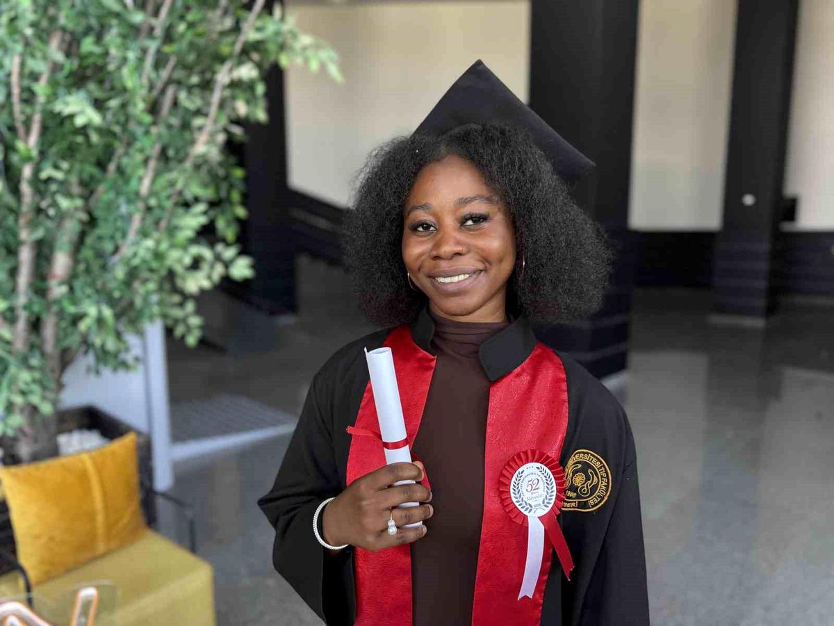 Malili öğrenci Chata Mamadou Traore, Erciyes Üniversitesi Tıp Fakültesi'nden mezuniyet diplomasını alırken