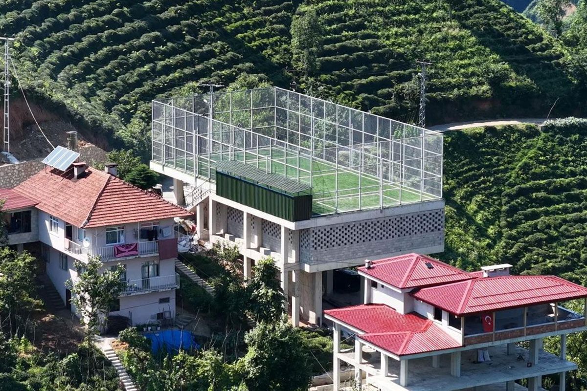 Rize'de engebeli arazi koşulları nedeniyle çay alım yerinin üzeri halı sahaya dönüştürüldü.