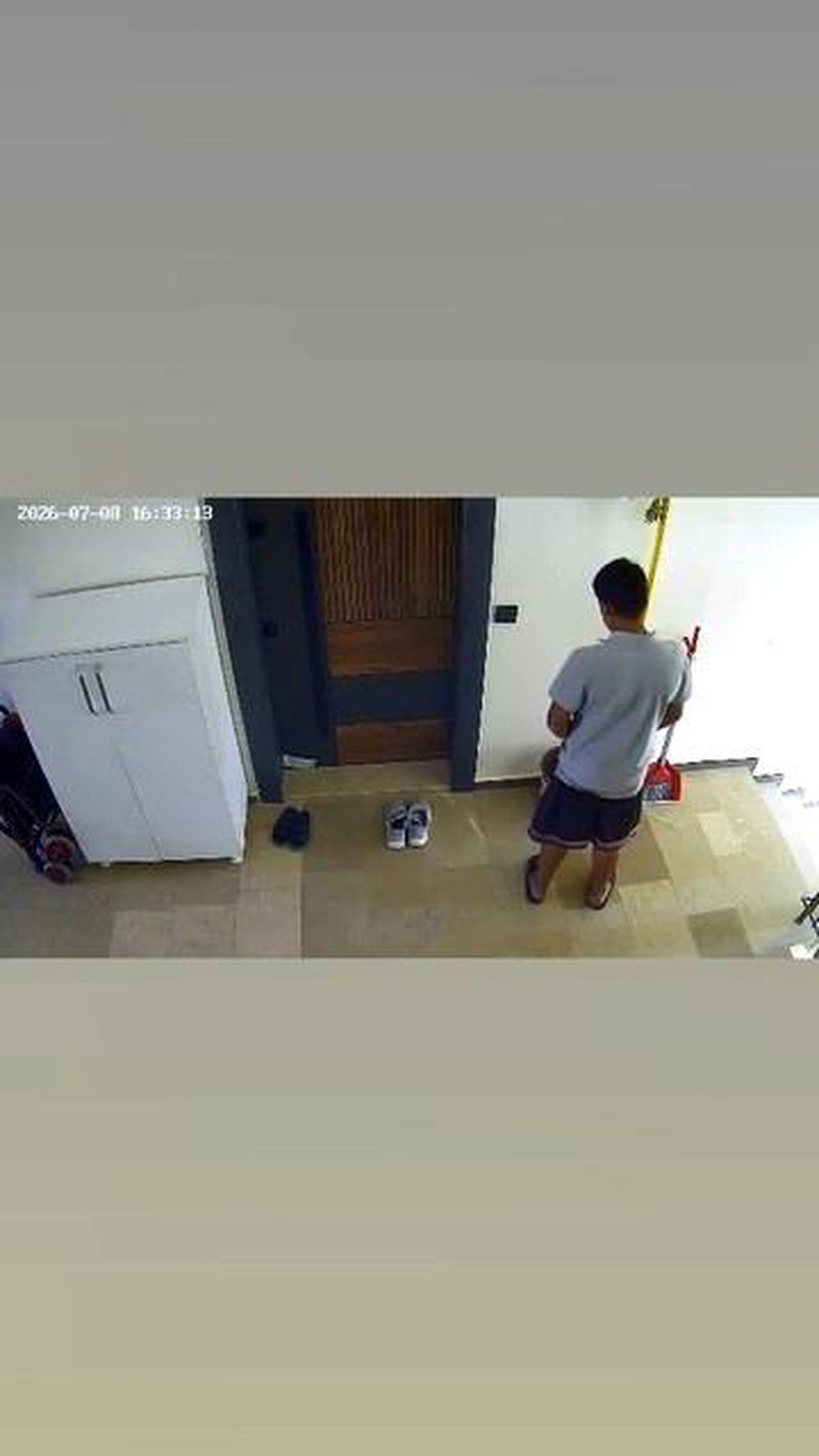 Elazığ'da bir apartman önündeki çöp kovasına idrar yapıldığı anı gösteren güvenlik kamerası görüntüsü.