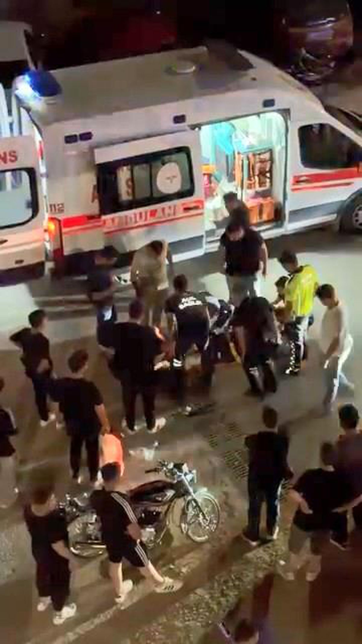 Elazığ'da bir motosikletin yan yatması sonucu meydana gelen kazada yaralanan sürücüye sağlık ekiplerinin müdahalesi.