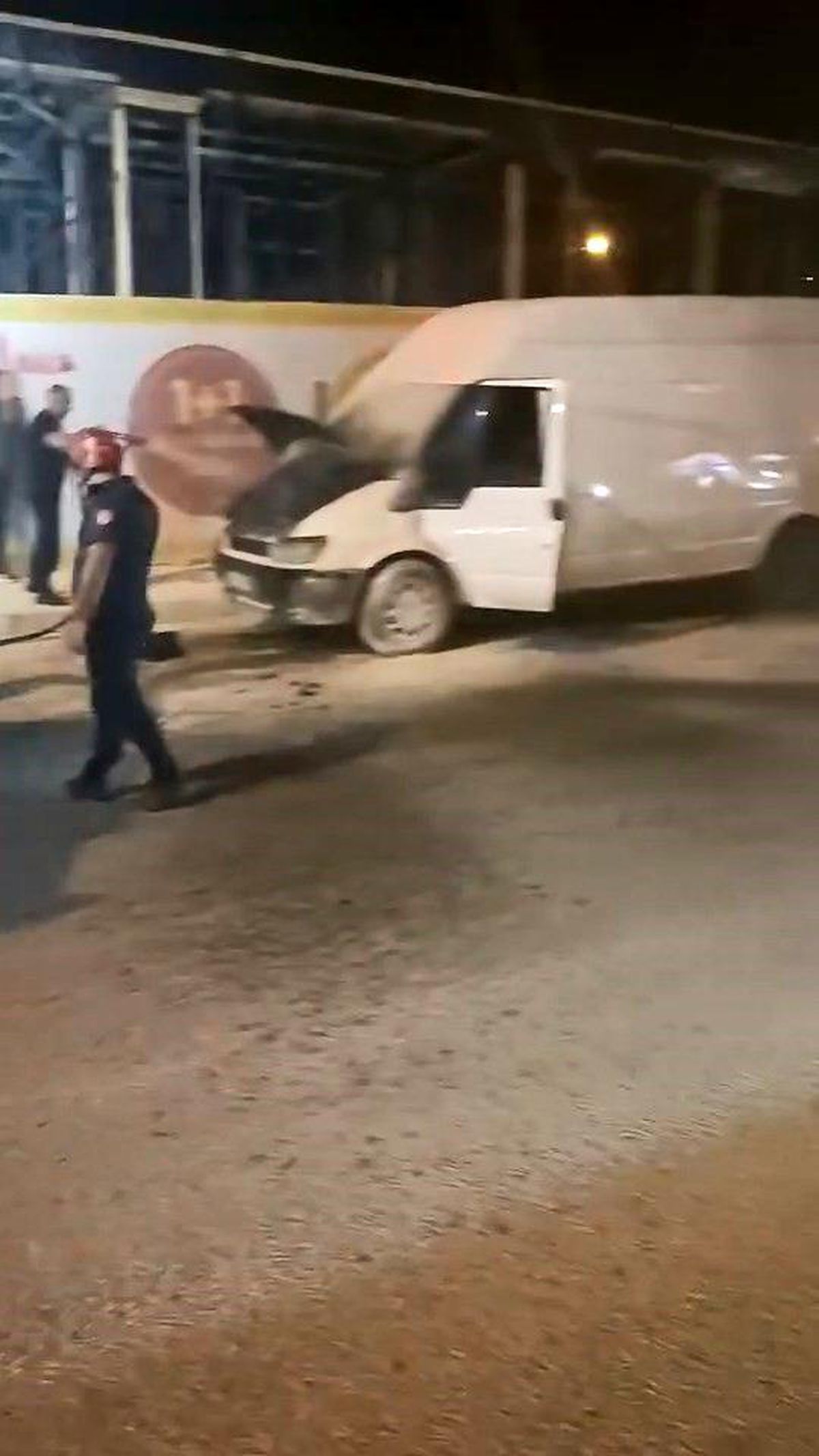 Elazığ'da seyir halindeyken alev alan minibüs