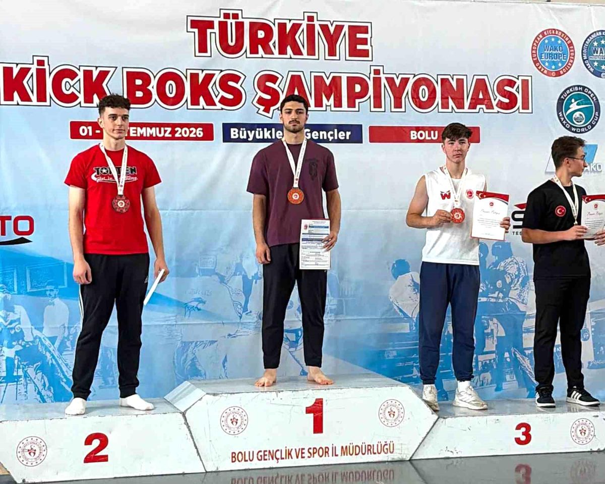 Elazığlı kick boks sporcularının Türkiye şampiyonasındaki başarılarını gösteren bir görsel.