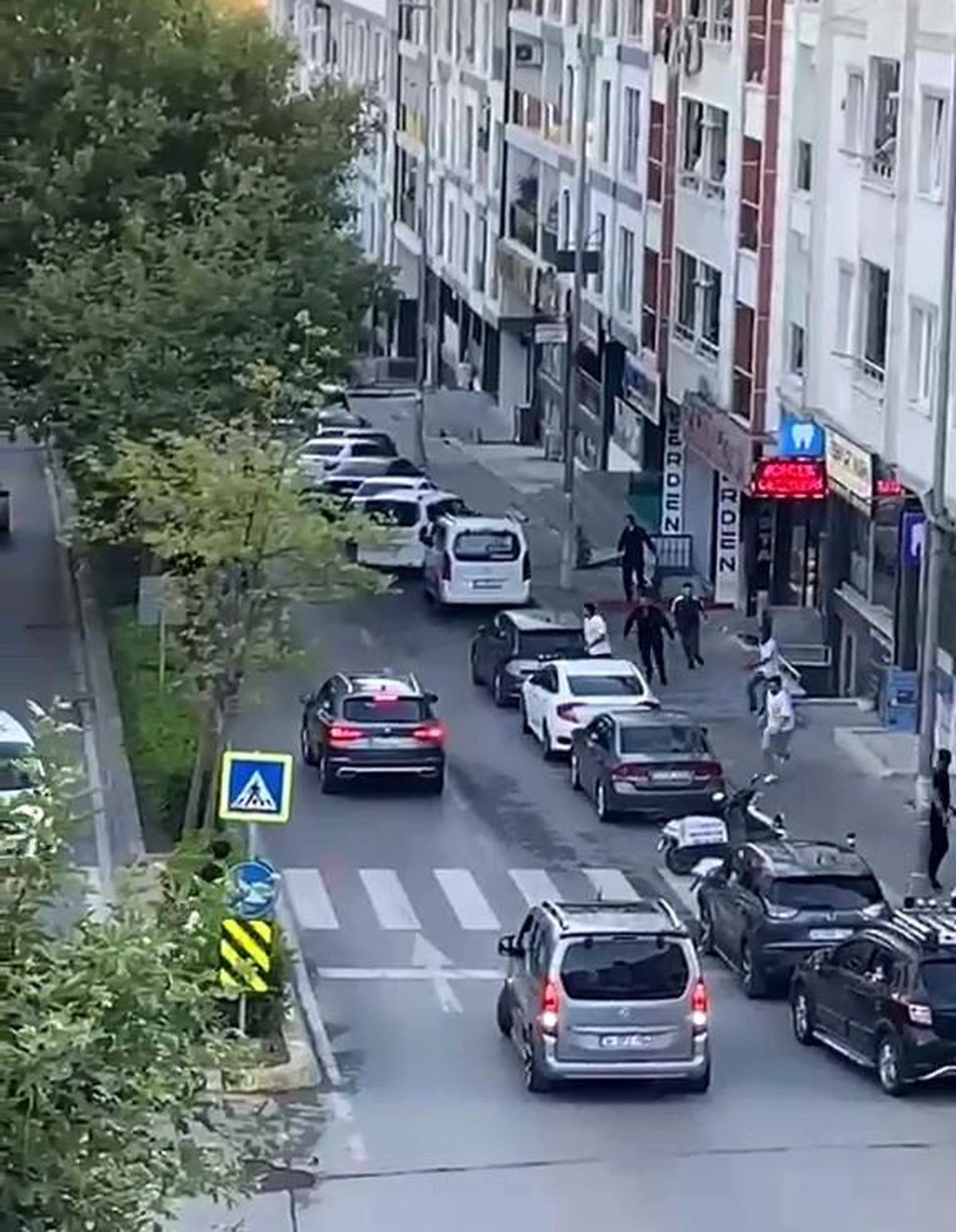 Emlakçıda başlayan tartışma sokakta bıçaklı kovalamacaya döndü