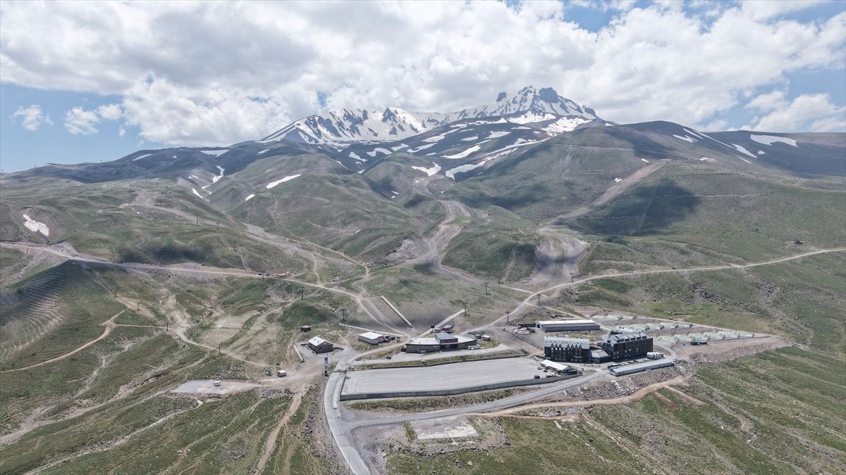 Erciyes'teki 27 bin metrelik teleferik ve telesiyej halatlarının 'röntgen'i çekiliyor