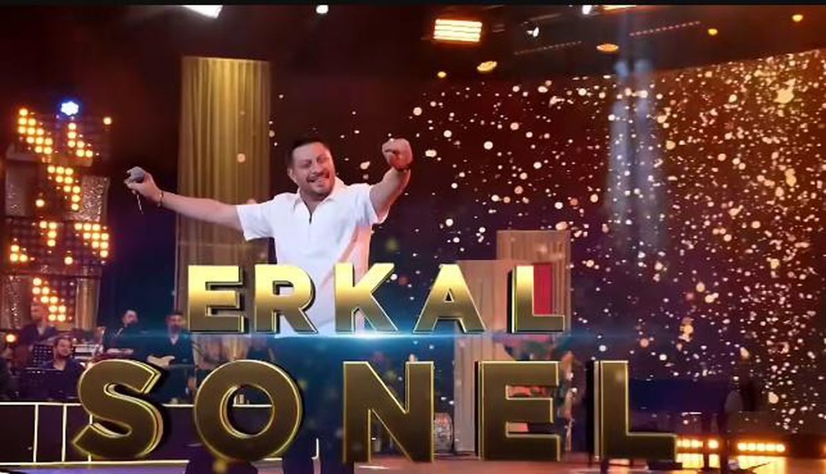 Erkan Sonel'in sahne performansı sırasında çekilmiş bir fotoğrafı.