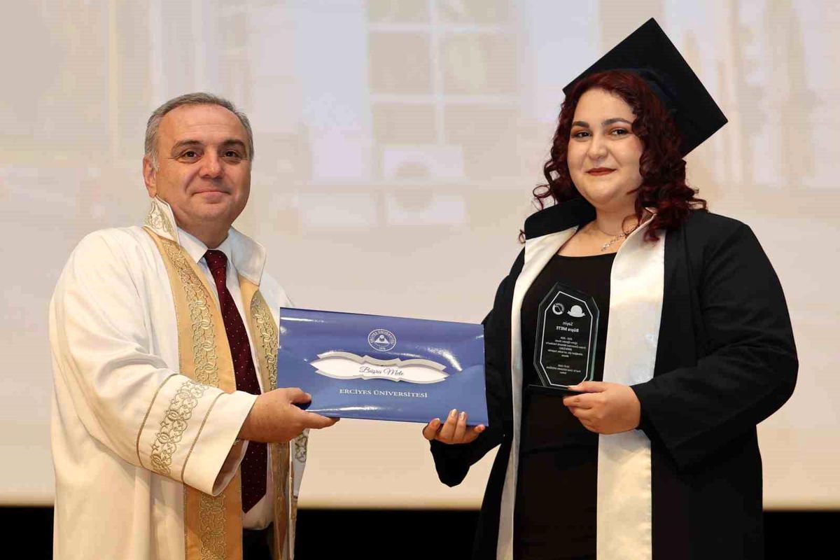 ERÜ Mimarlık Fakültesi'nde mezuniyet sevinci