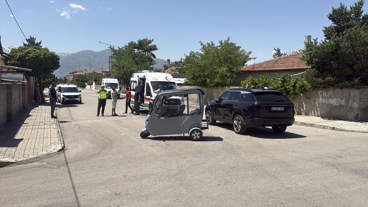 Erzincan'da iki araç çarpıştı, 1'i çocuk 3 kişi yaralandı