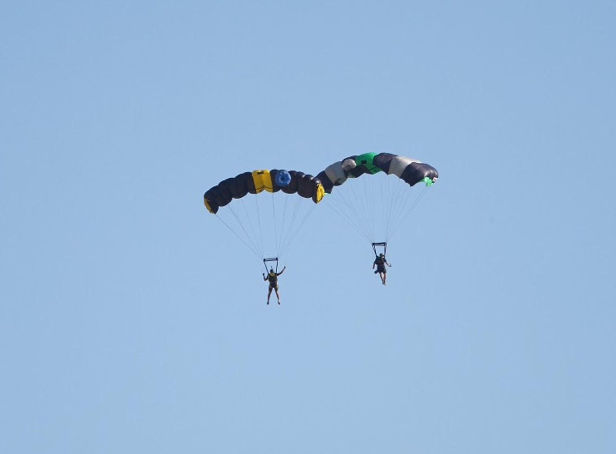 Kemaliye'de wingsuit ve base jump sporcularının 600 metreden yaptığı atlayıştan bir görüntü.