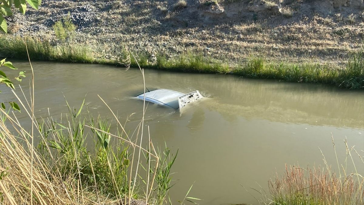 Erzincan'da sulama kanalına düşen otomobilin sürücüsü kurtarıldı