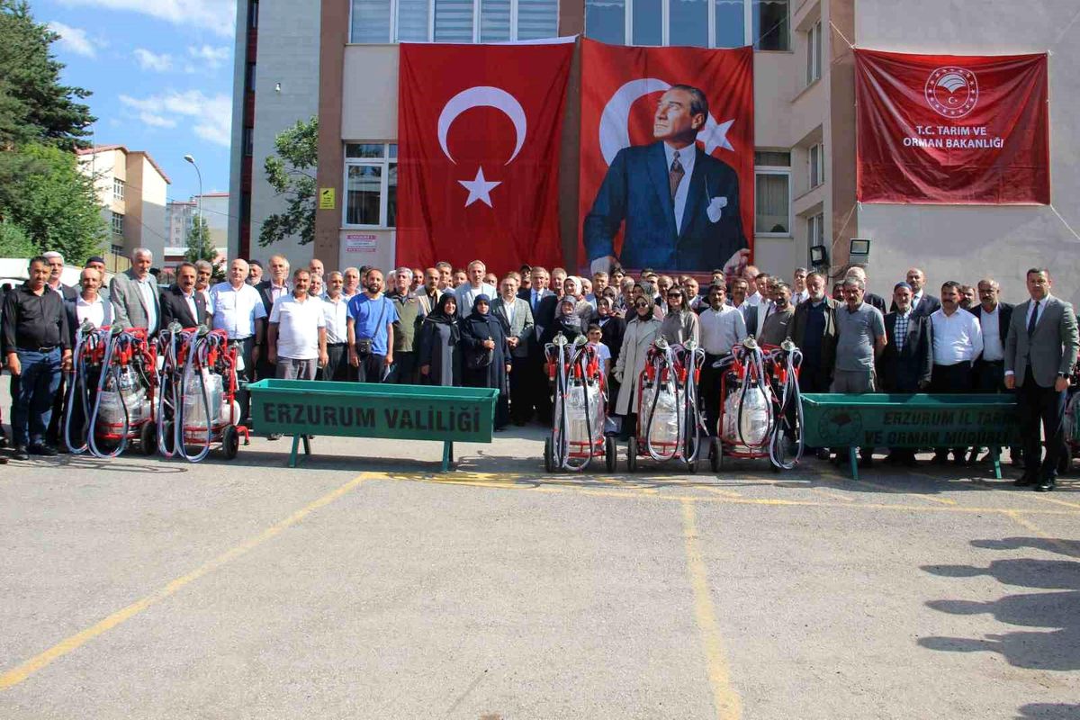 Erzurum'da yetiştiricilere 288 sıvat ve 120 süt sağım makinesi dağıtıldı