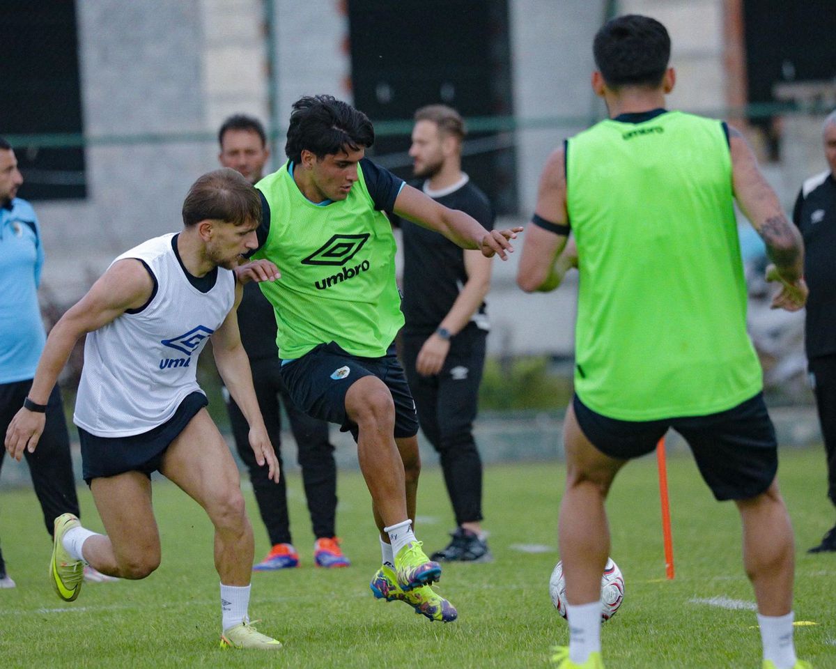 Erzurumspor FK futbolcuları antrenman yapıyor.