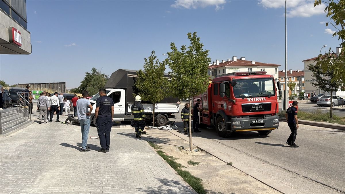 Eskişehir'de kamyonet ile panelvanın çarpıştığı kazada 7 kişi yaralandı