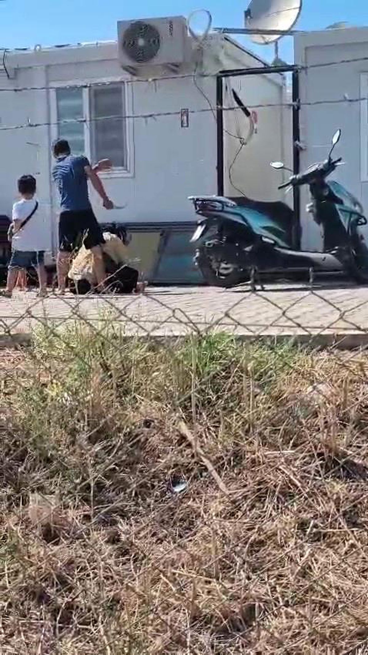 Evlatlarının gözü önünde eli bıçaklı kocasından dayak yemişti: O kadından şok karar