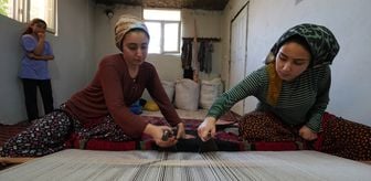 Evlerde dokunan halılar köyün ekonomisine can veriyor